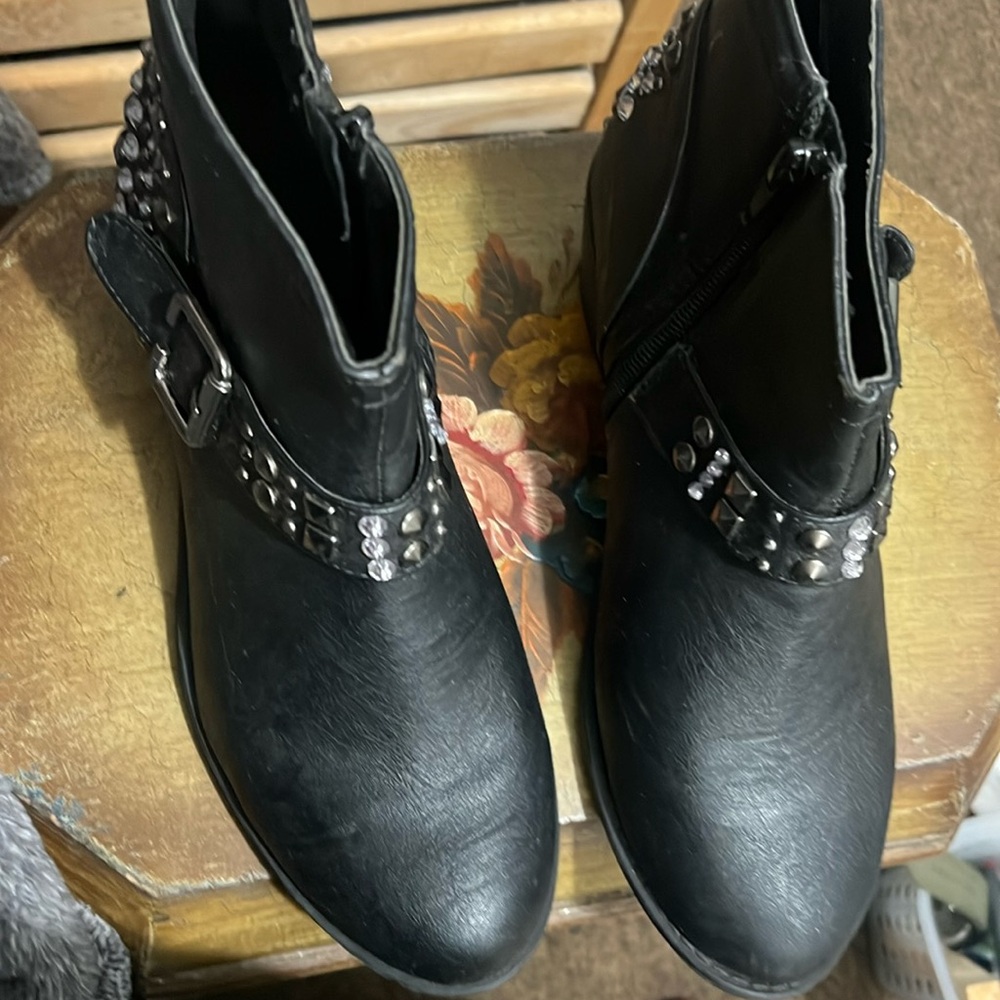 Boots very cute wear them ones size 8